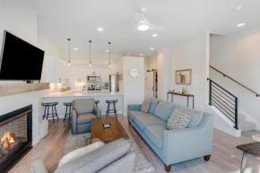 New Luxury Loft 3 I Huge Hot Tub I Great Views I Best Price I FREE Adventures Daily